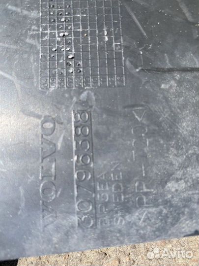 Кронштейн крепления фары правый 30796388 Volvo V70