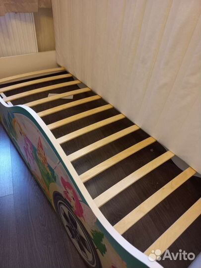 Кровать-машинка для девочки
