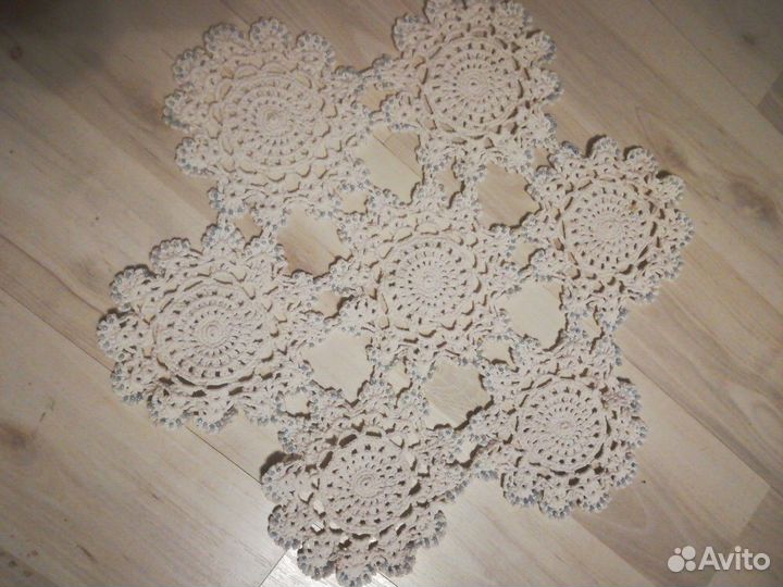 Вышитая салфетка и конфетница