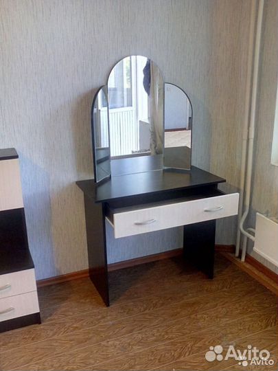 Стол косметический