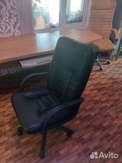 Офисное кожаное кресло бу