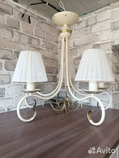 Классическая люстра с абажурами