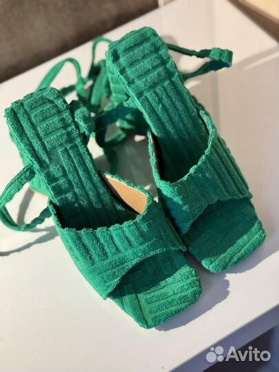 Босоножки на каблуке 37