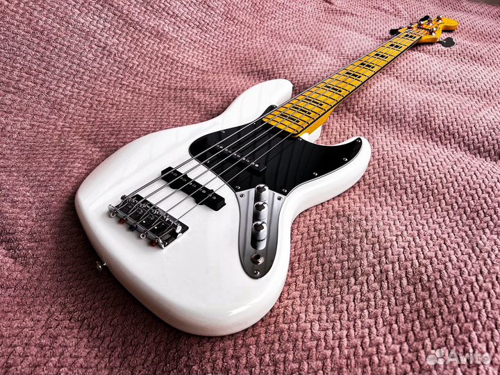 Squier Classic Vibe 70' Jazz Bass 5 string