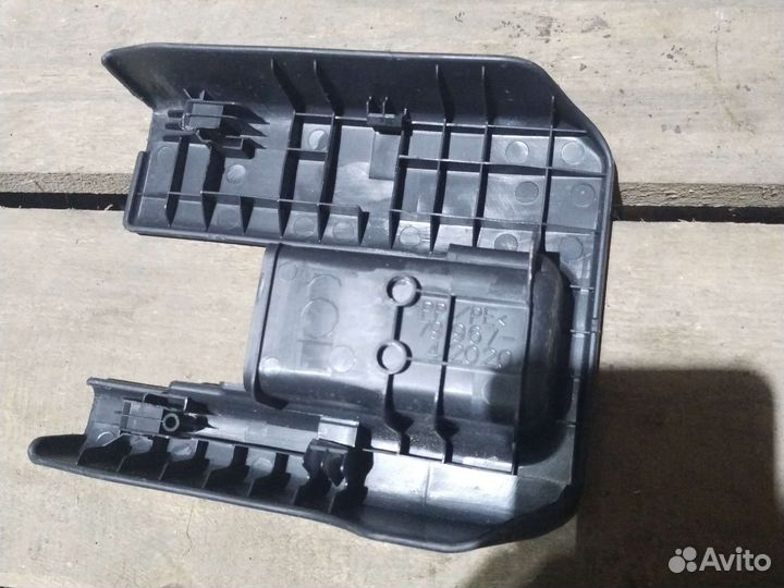 7996742020 Накладка крепления сидения Toyota RAV 4