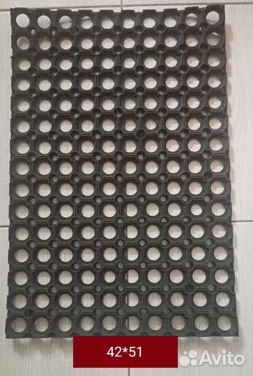 Коврик резиновый ячеистый с грязозащитными отверс
