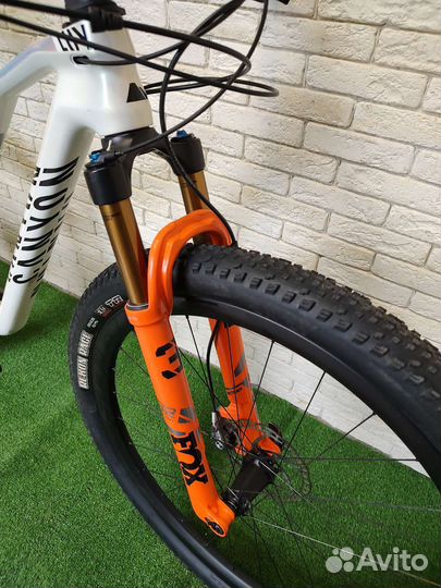 Canyon Lux CF SLX 9 team