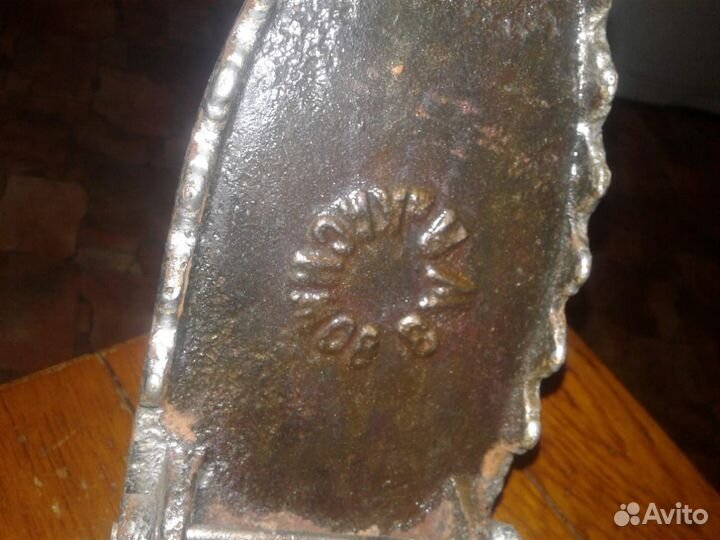 Старинный угольный утюг