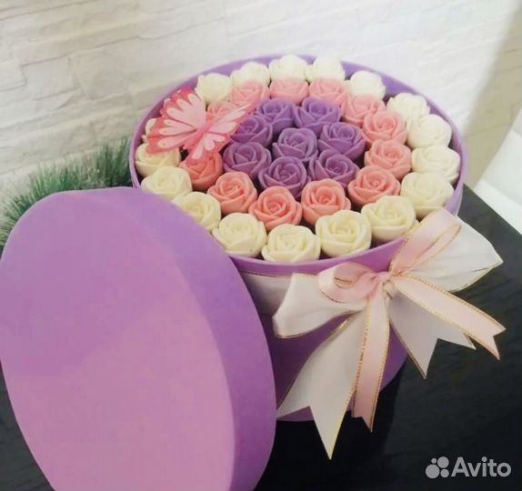 Шоколадные цветы/духи /косметика в круглой коробке