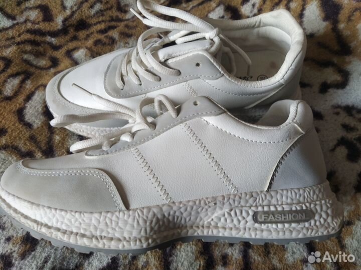 Кроссовки женские