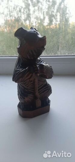 Резной медведь из дерева