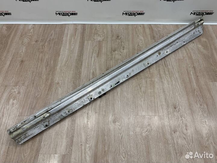 Кронштейн подножки правый Mercedes W164 ML 164