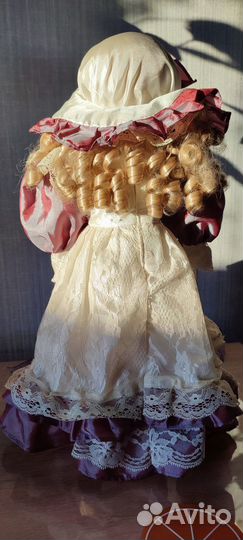 Кукла фарфоровая