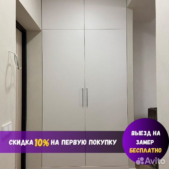 Белый распашной шкаф в прихожую