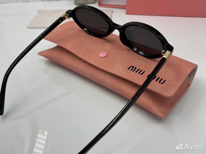 Солнцезащитные очки Miu Miu