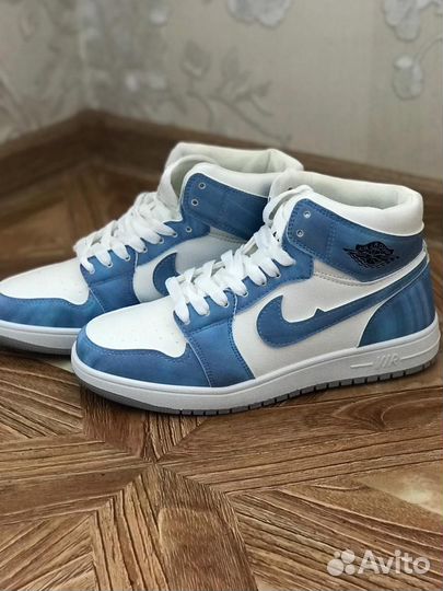 Кроссовки женские