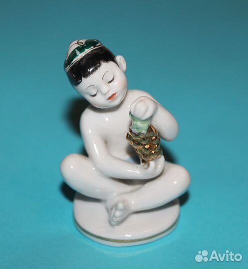 Фарфоровые статуэки