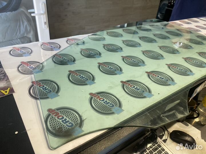 Стекло двери передней Лев. 11238512072 Мерседес