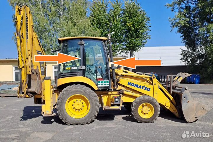 Стекло дверное правое на Komatsu WB93R-5