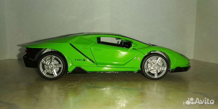 Модель автомобиля 1/32