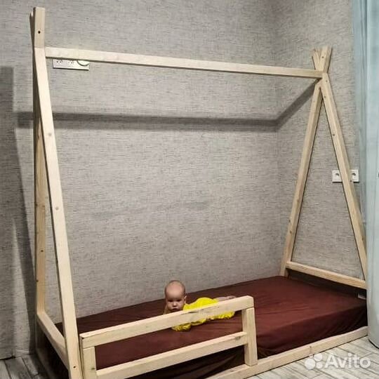 Детская кровать из натурального дерева