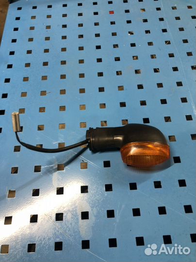 Yamaha R6 04 левый передний поворотник