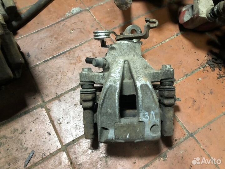 Суппорт задний левый Geely Emgrand Ec7