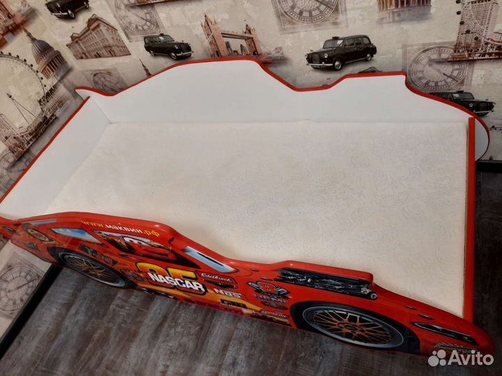 Детская кровать машина б/у с матрасом