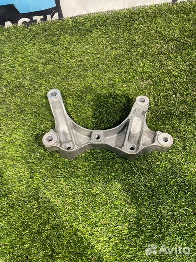 Подушка крепления кпп Ford Mustang 6 S550 рест