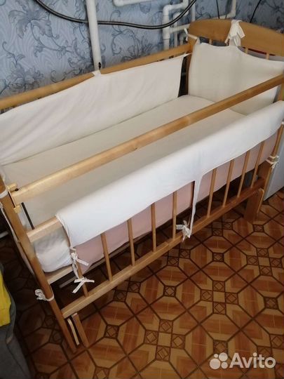 Кроватка с маятником