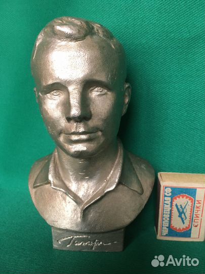 Бюст. Космонавт Юрий Гагарин. Автограф. СССР