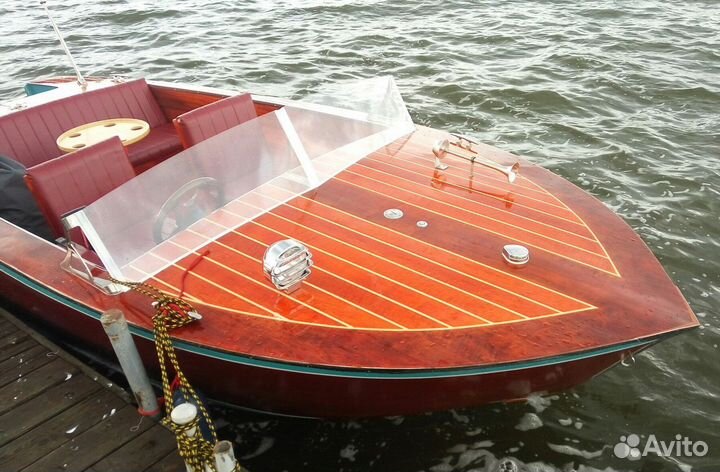 Классическая деревянная моторная лодка