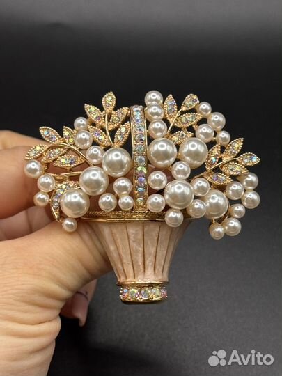Брошь шикарная