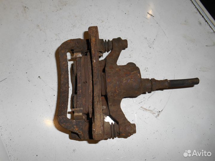 Задний левый суппорт Mitsubishi Galant