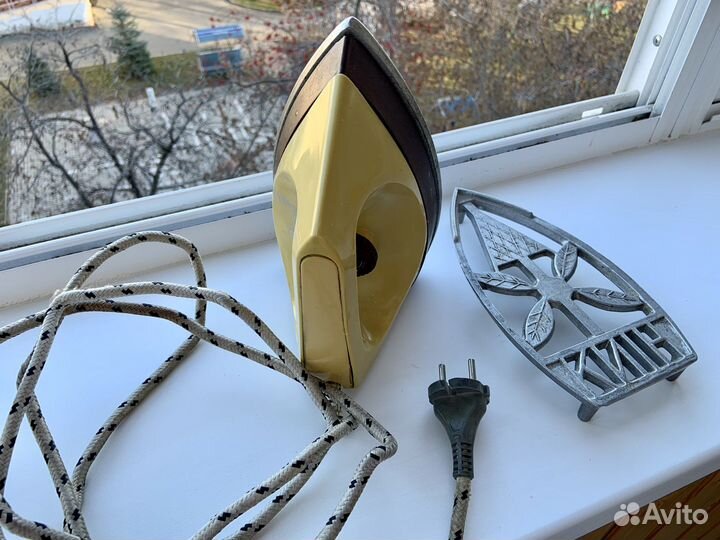 Утюг СССР и подставка под утюг