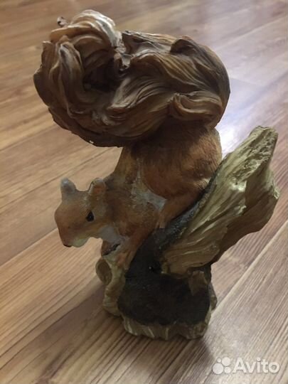 Декоративная фигурка *белочка на пне*