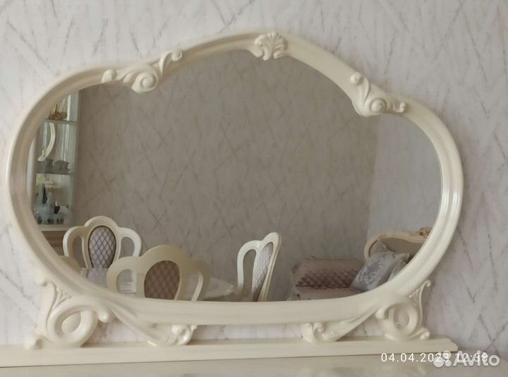Зеркало в резной раме