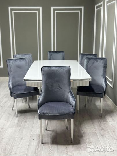 Стол и стулья в гостиную. В наличии
