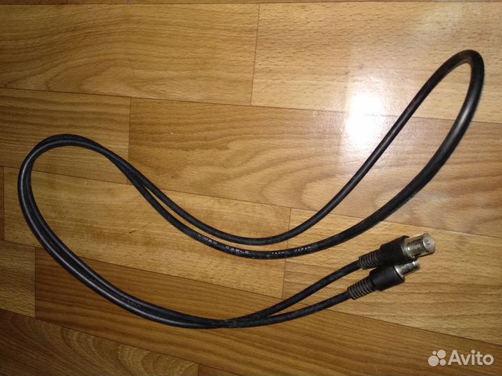 Провода компьютерные и микрофоны