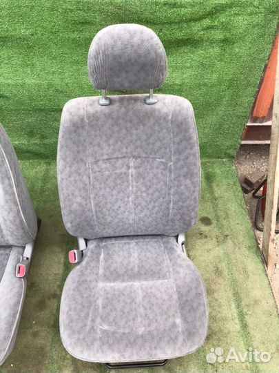 Сиденье переднее Toyota Hiace TRH214 2trfe 2010