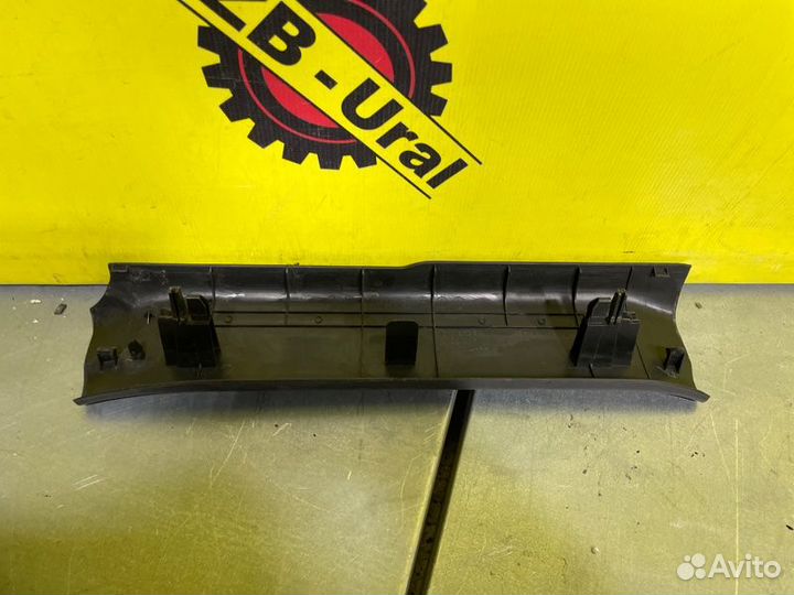 Накладка порога (внутренняя) задняя левая Mazda