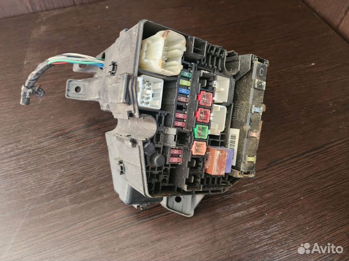 Блок предохранителей Toyota Vitz 90 1,3