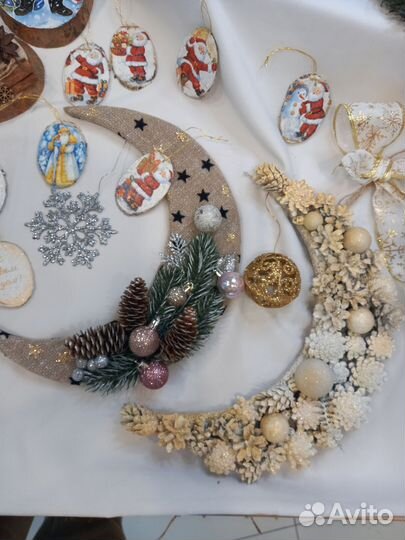 Новогоднее украшение, месяц