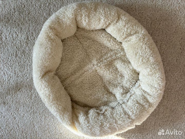 Для кошек - лежанка, домик, игрушки, миска