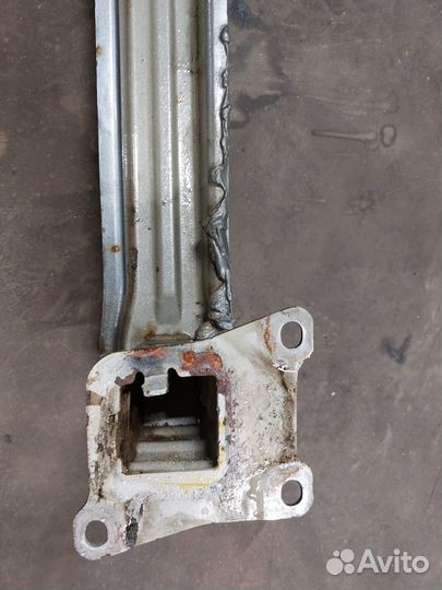 Усилитель заднего бампера Skoda Yeti (оригинал)