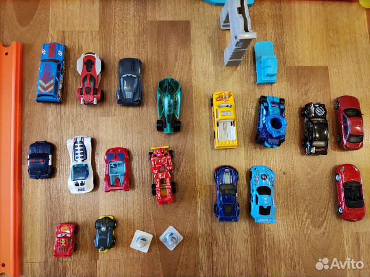 Hot Wheels Тройная петля GLC96