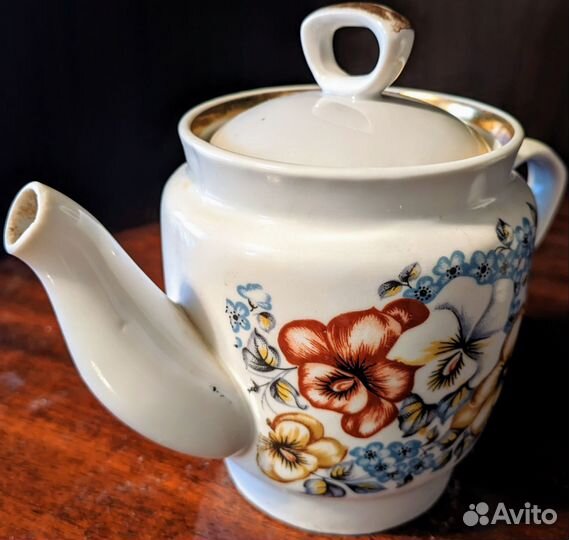 Чайник и сахарница