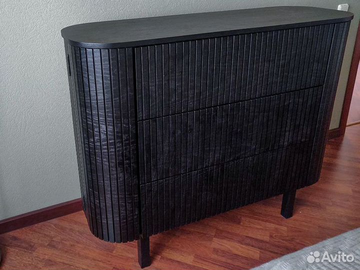 Округлый рифленый комод