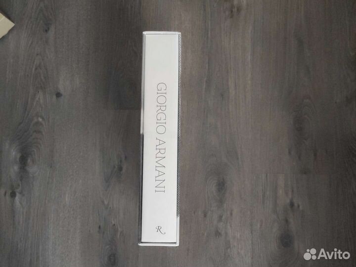 Книга Giorgio Armani