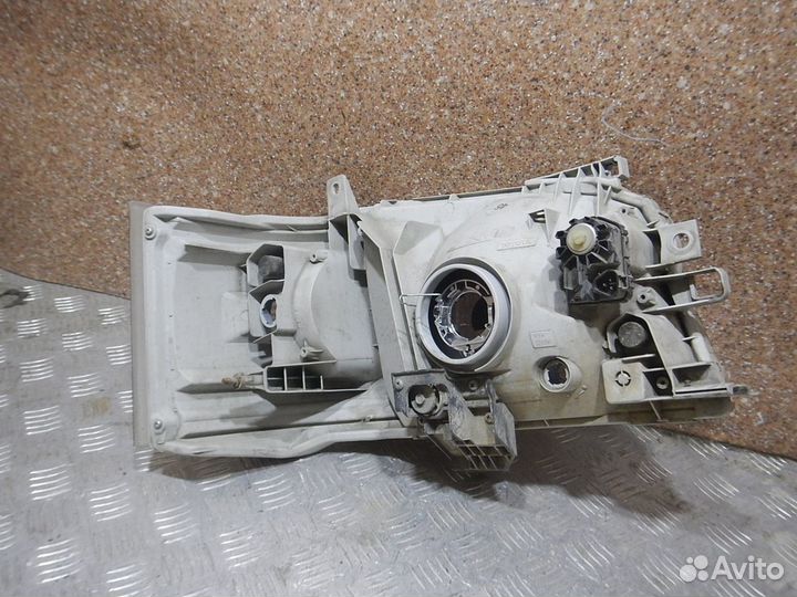 Фара левая, Toyota (Тойота) -hiace (01)